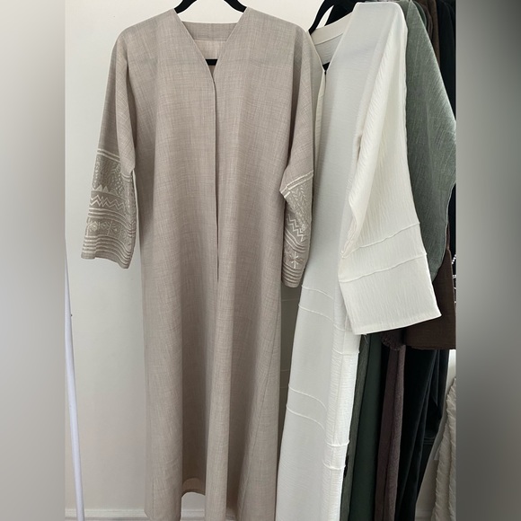 Grey linen abaya with embroidery - Picture 1 of 4